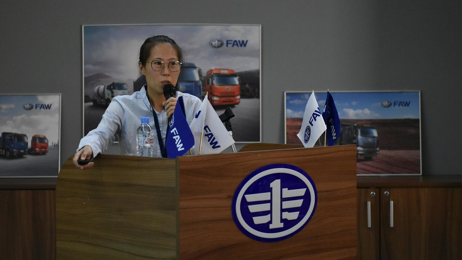 Конференция ключевых дилеров корпорации FAW выступление на конференции ключевых дилеров FAW фото