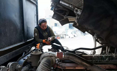 Обычный день женщины - водителя грузовика Обычный день женщины - водителя грузовика