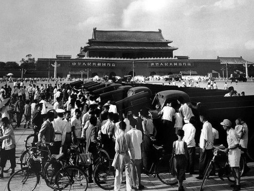 Если говорить о первом автомобиле, произведенном в новом Китае, то многие знают, что это FAW CA10 компании FAW.