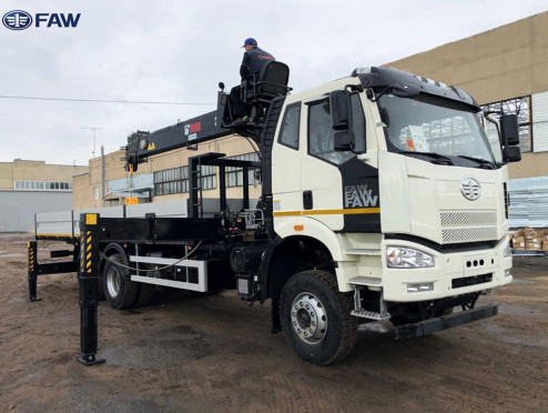 Новый бортовой автомобиль с КМУ HIAB на базе шасси FAW J6